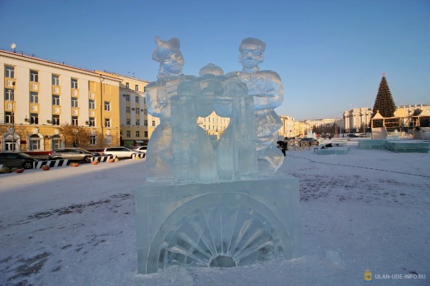 Фото В Улан-Удэ на площади Советов установили ледяные буузы (ФОТО)