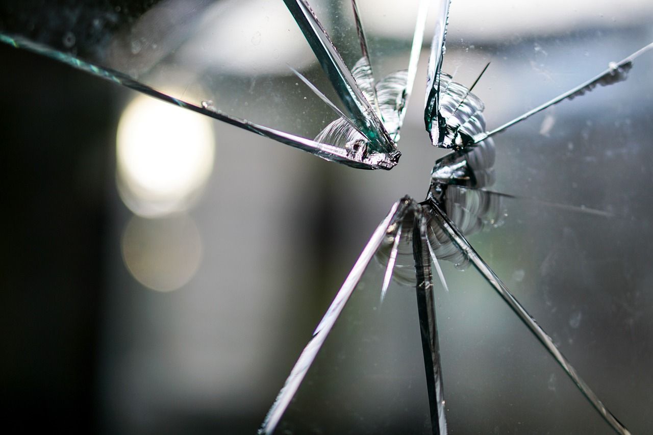 Фото В Бурятии трое человек разбили окно и вломились в чужой дом