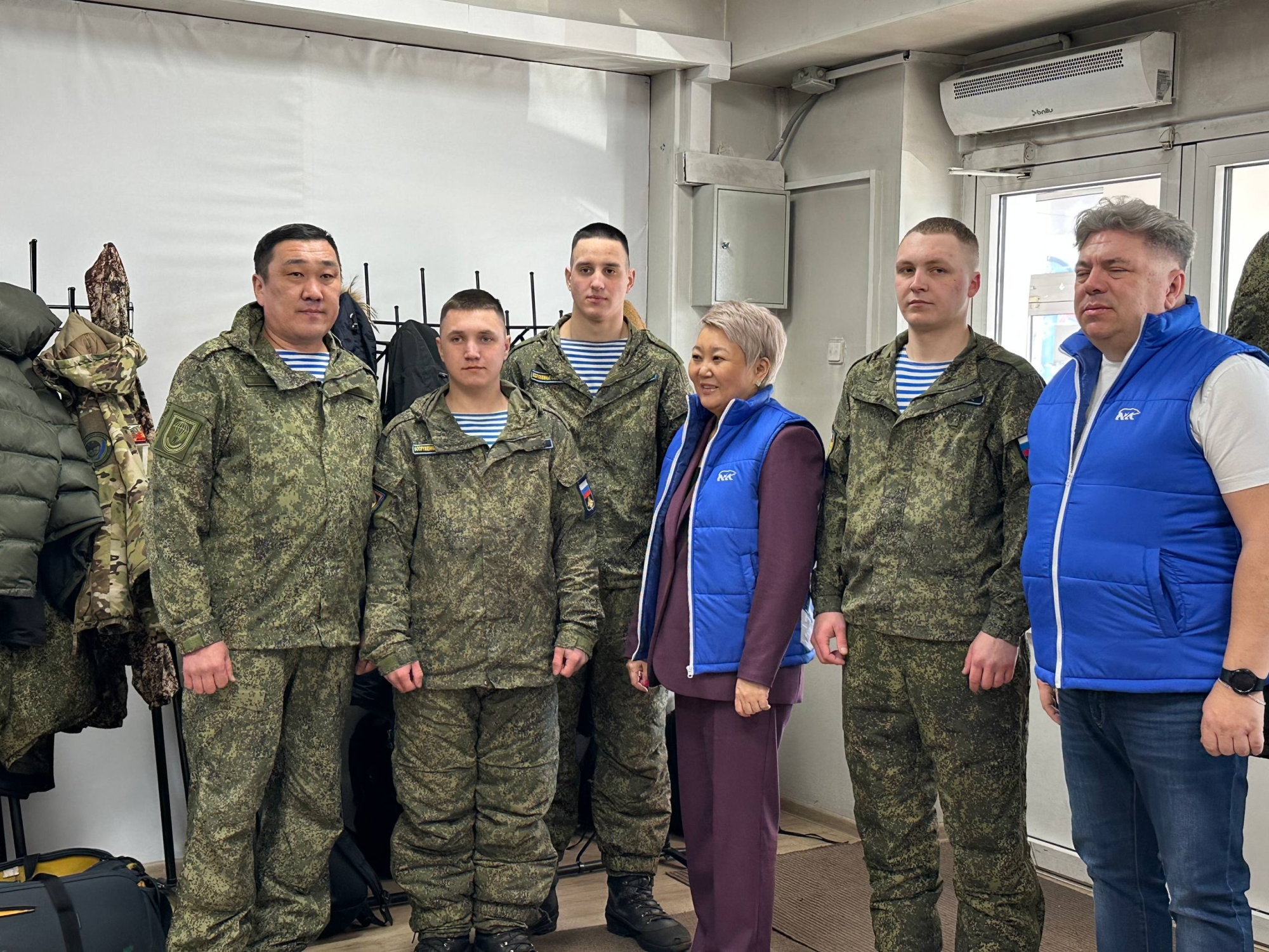 Фото Более двух тонн гуманитарной помощи передал бойцам штаб общественной поддержки «Единой России»