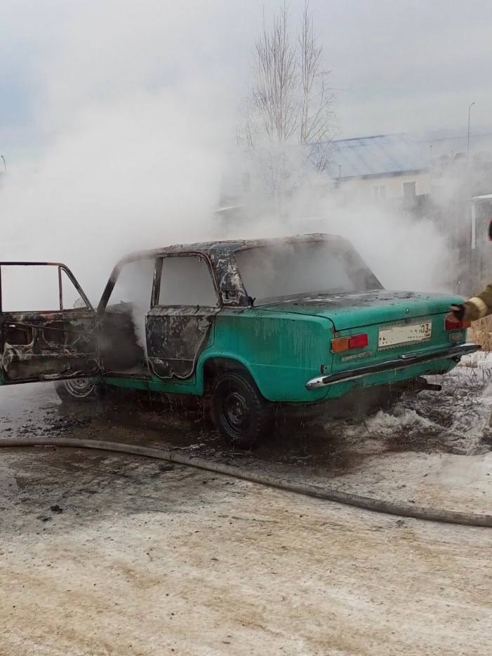 Фото В Бурятии едва потушили бирюзовый «Жигули»