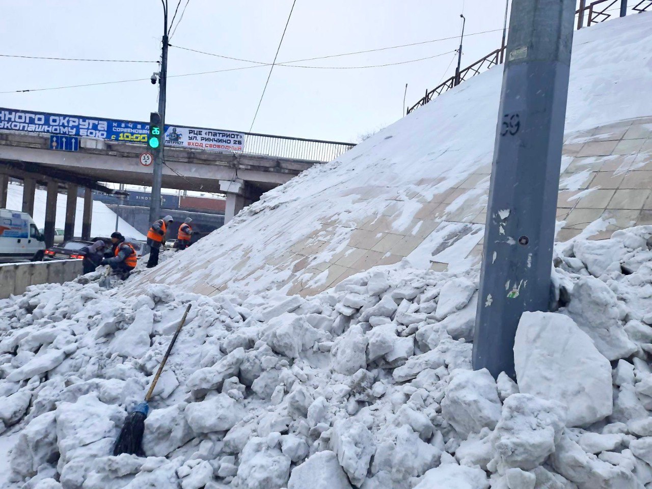 Фото В столице Бурятии работники смели снег с откосов на Элеваторе