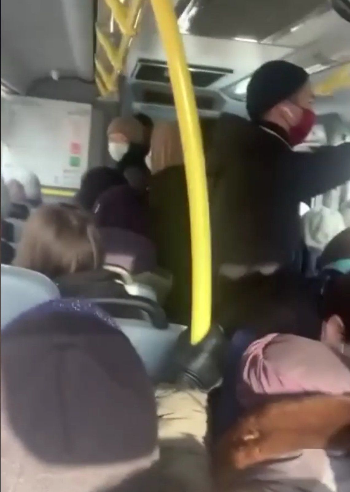 Фото Улан-Удэнка выложила видео давки людей в автобусе (ВИДЕО)