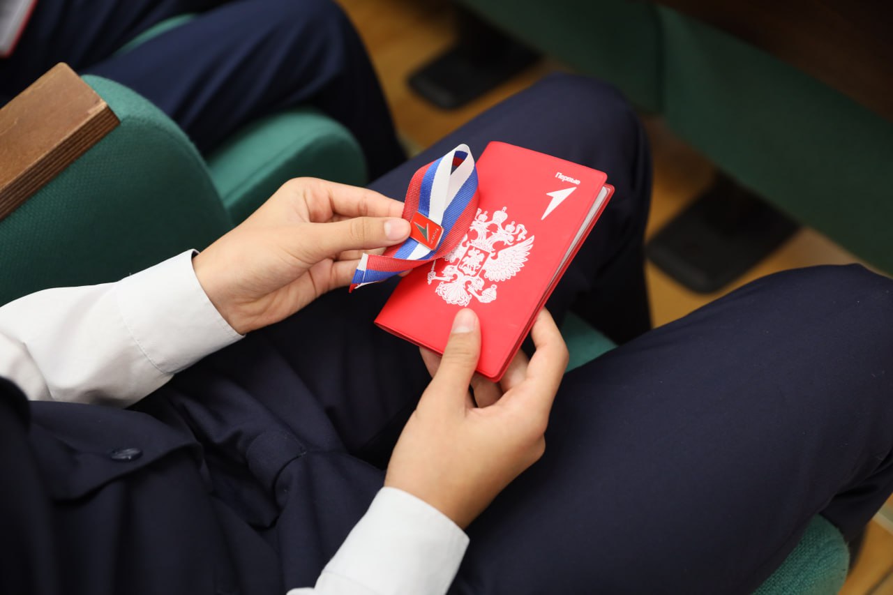 Фото Школьникам Улан-Удэ торжественно вручили паспорта