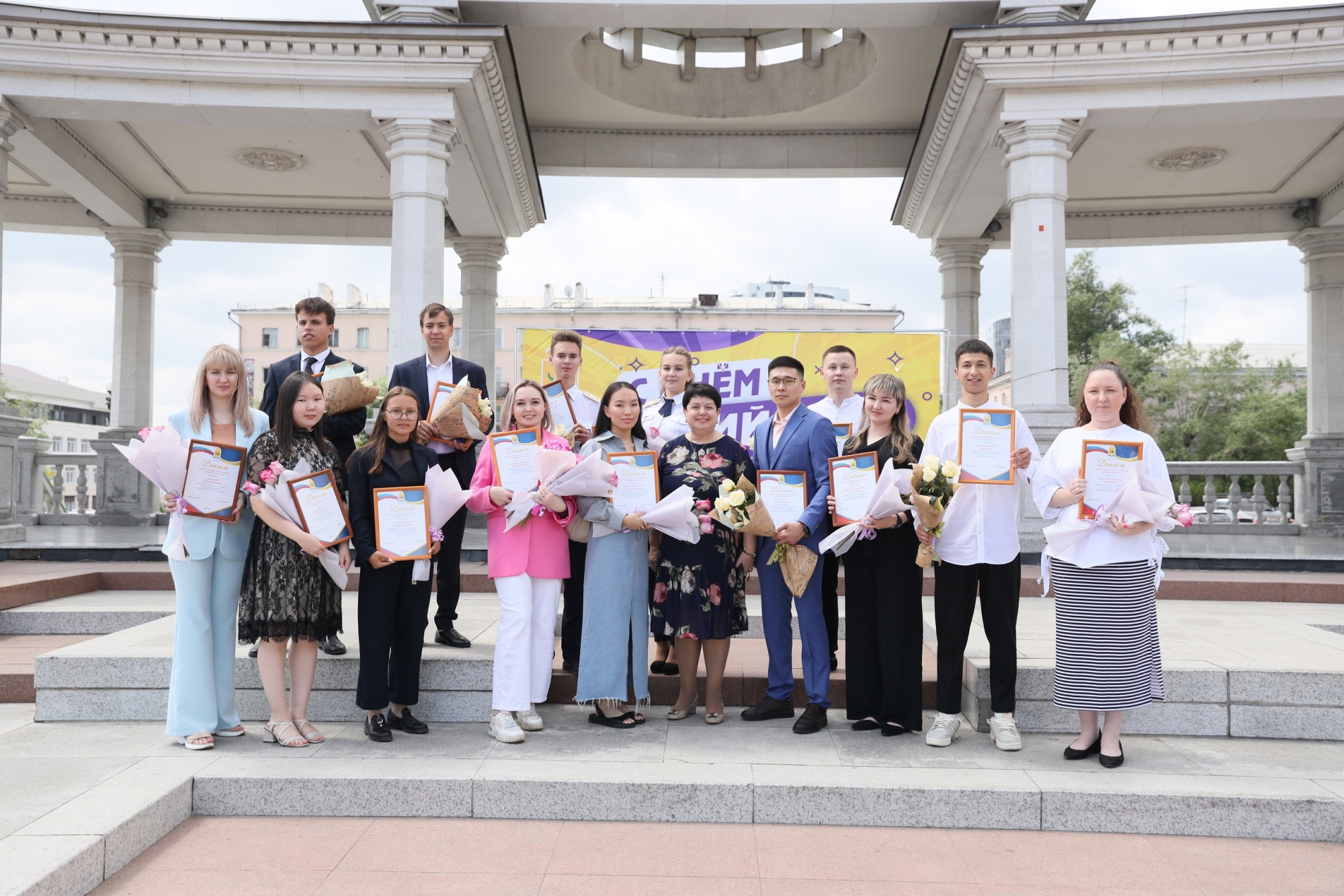 Фото В Улан-Удэ лауреатам премии мэра «Молодые таланты» вручили награды