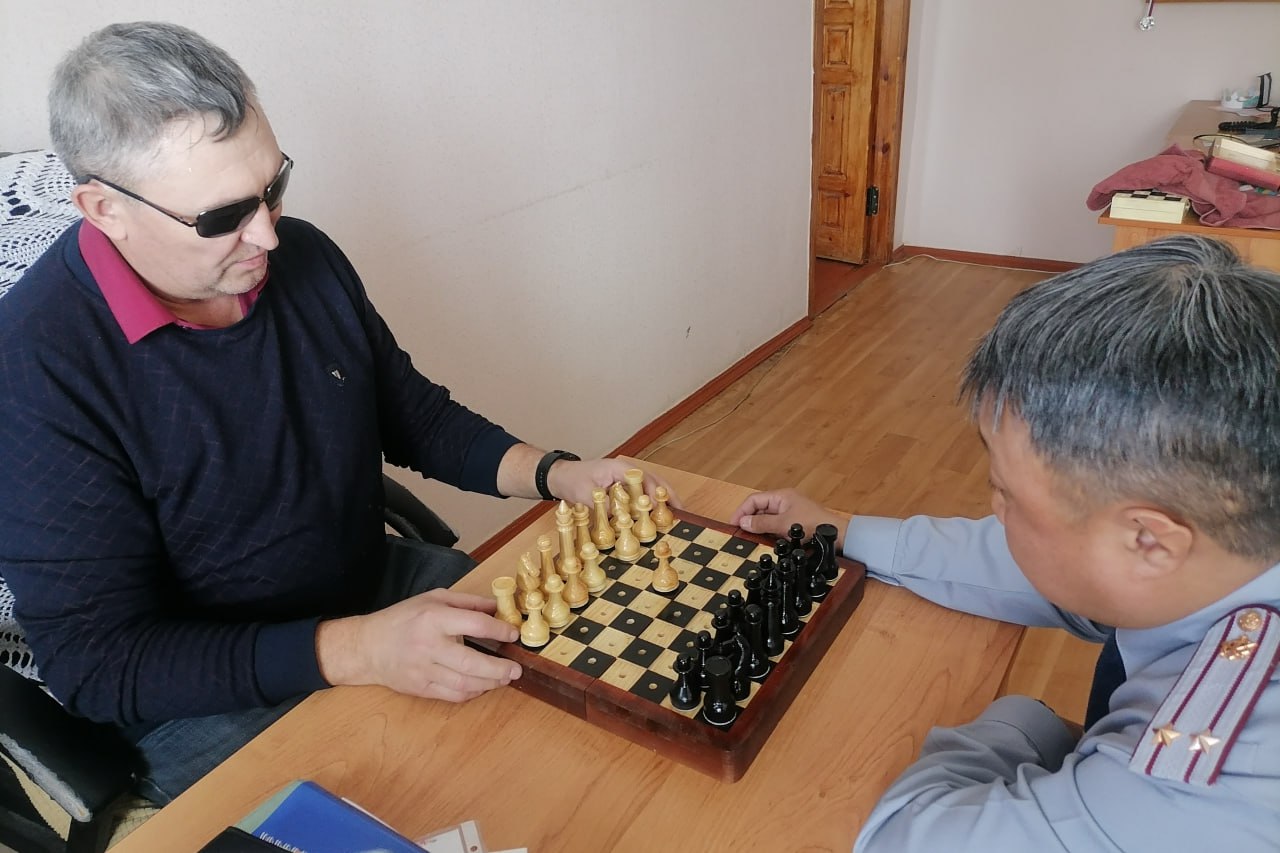 Фото Осужденные в Бурятии изготовили тактильные шахматы для слабовидящих