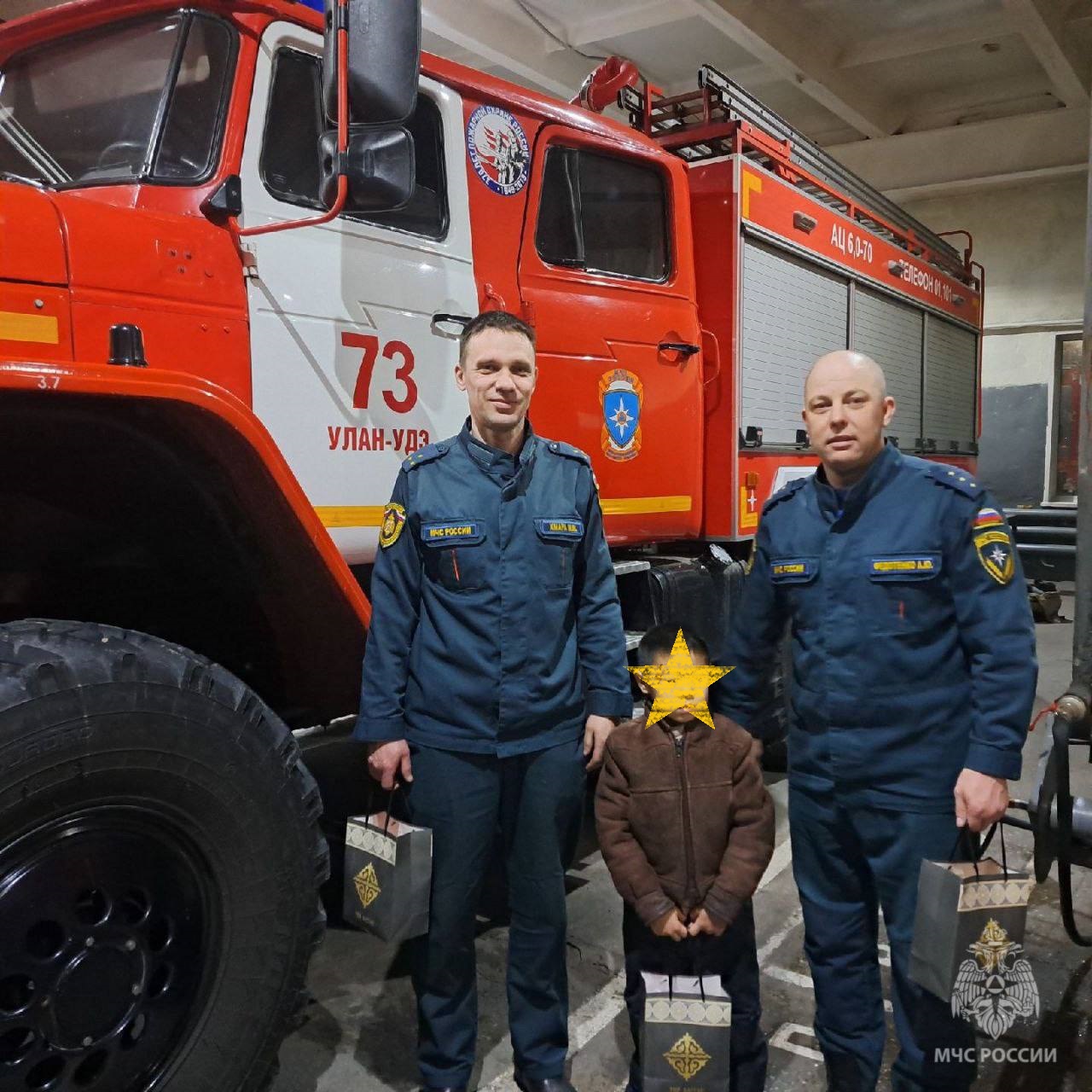 Фото Пожарные МЧС Бурятии исполнили мечту шестилетнего мальчика 