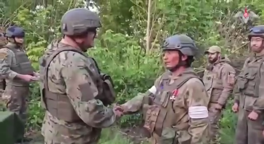 Фото Военнослужащего из Бурятии наградили орденом прямо на передовой СВО