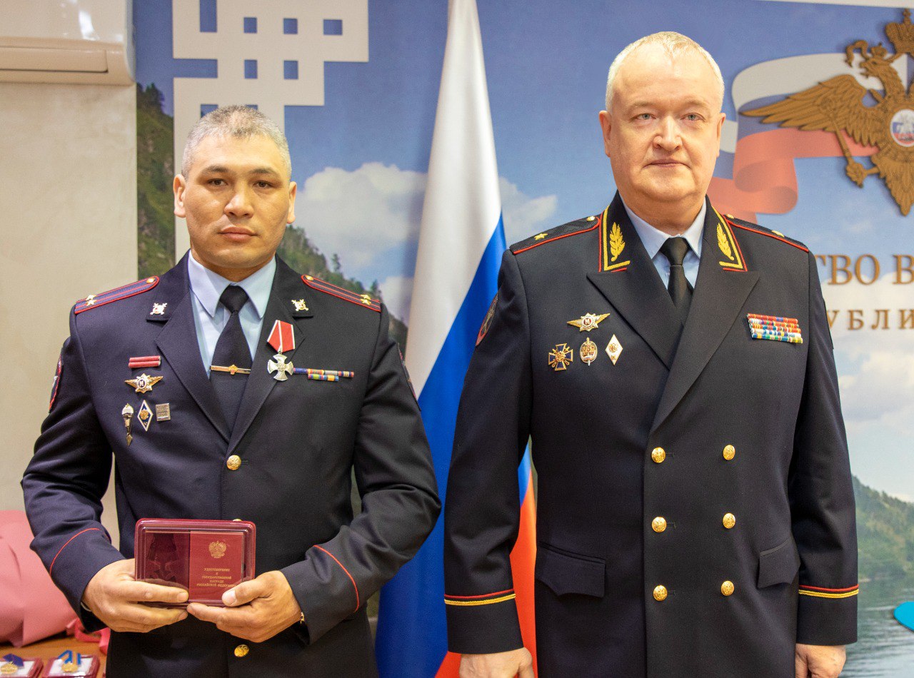 Фото Министр МВД Бурятии Олег Кудинов отметил высокой наградой командира отряда спецназначения