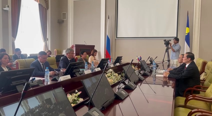 Фото Улан-Удэнский авиазавод и его техника заинтересовали делегацию Лаоса