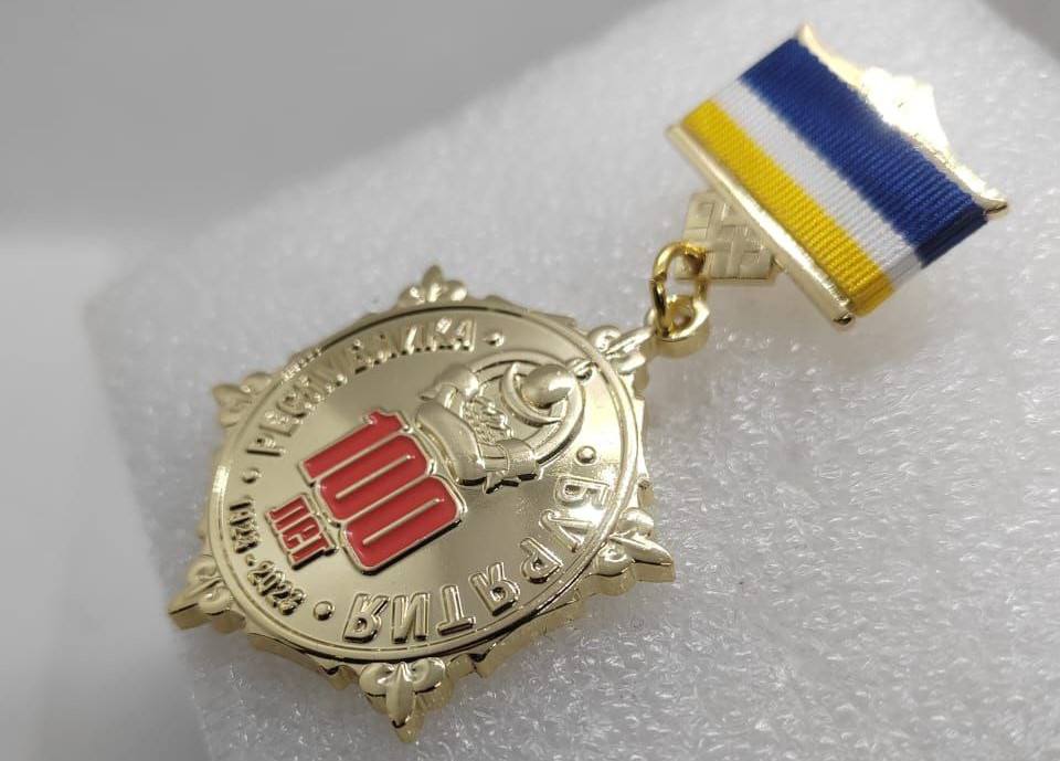 Фото Медаль к 100-летию Республики Бурятия прошла официальное учреждение