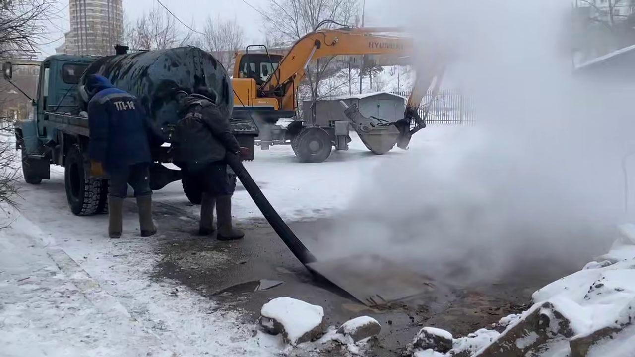 Фото В Улан-Удэ устраняют аварию после затопления подвалов дома горячей водой