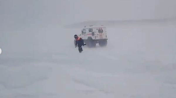 Фото На Байкале ведутся работы по спасению людей, попавших в буран
