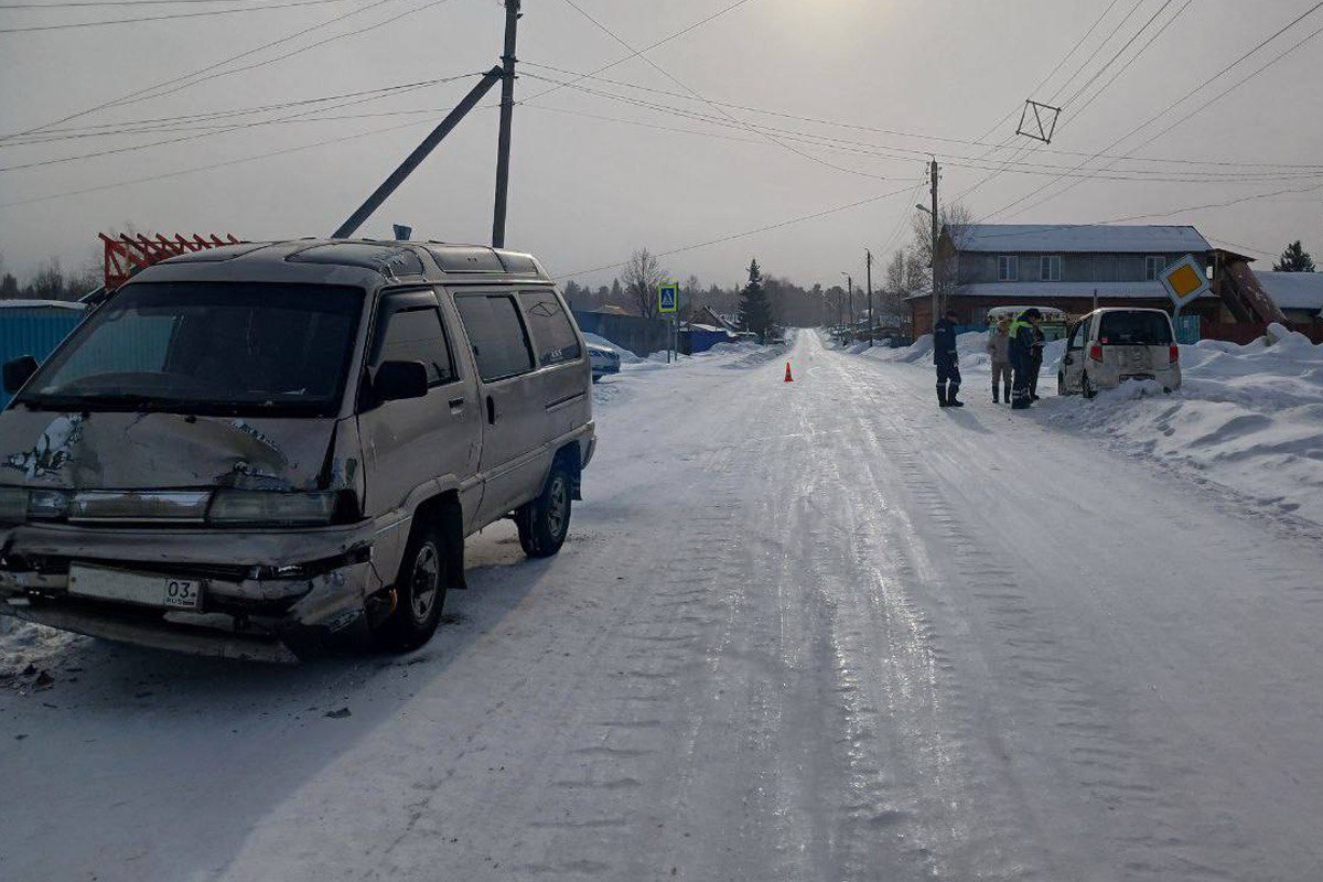 Фото На перекрестке в районе Бурятии столкнулись два автомобиля