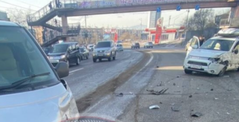 Фото «Осторожно, скользко!». В Улан-Удэ автомобиль «поскользнулся» и стал причиной ДТП