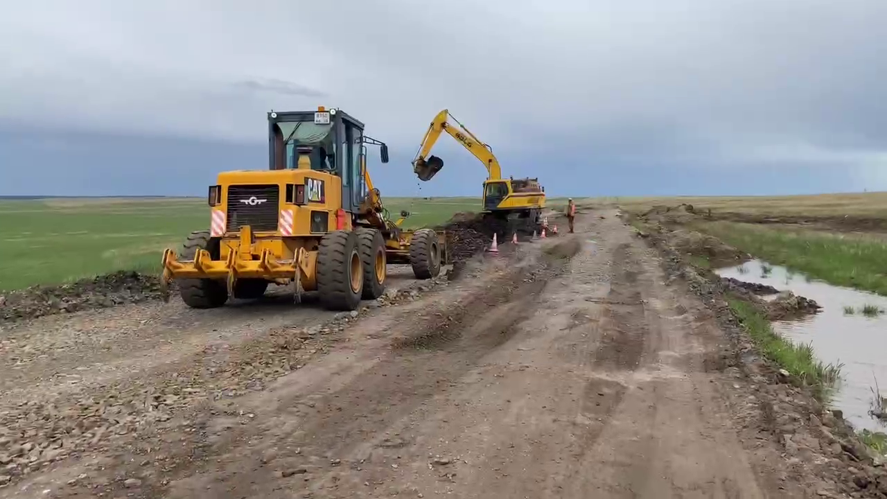 Фото В Еравнинском районе Бурятии идет экстренный ремонт региональной дороги