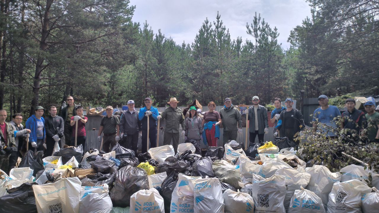 Фото На берегу Байкала команда под управлением зампреда правительства Бурятии убрала три свалки мусора