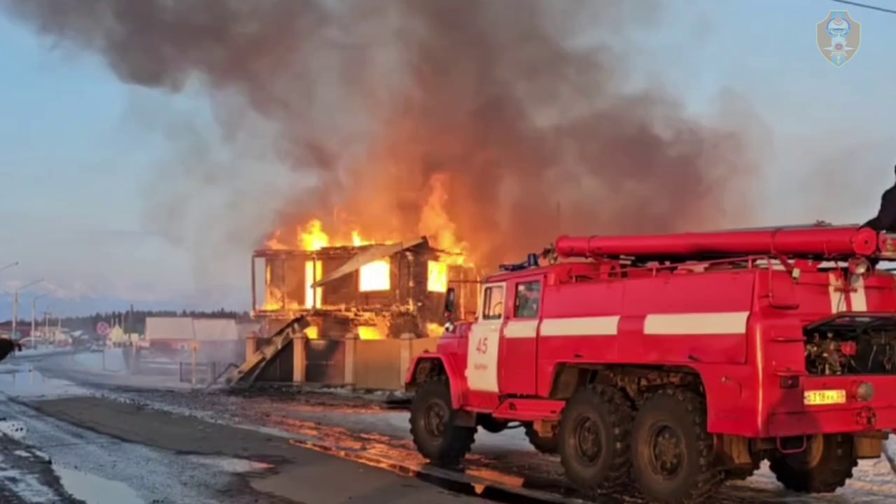 Фото Крупный пожар уничтожил гостевой дом в Тункинском районе Бурятии
