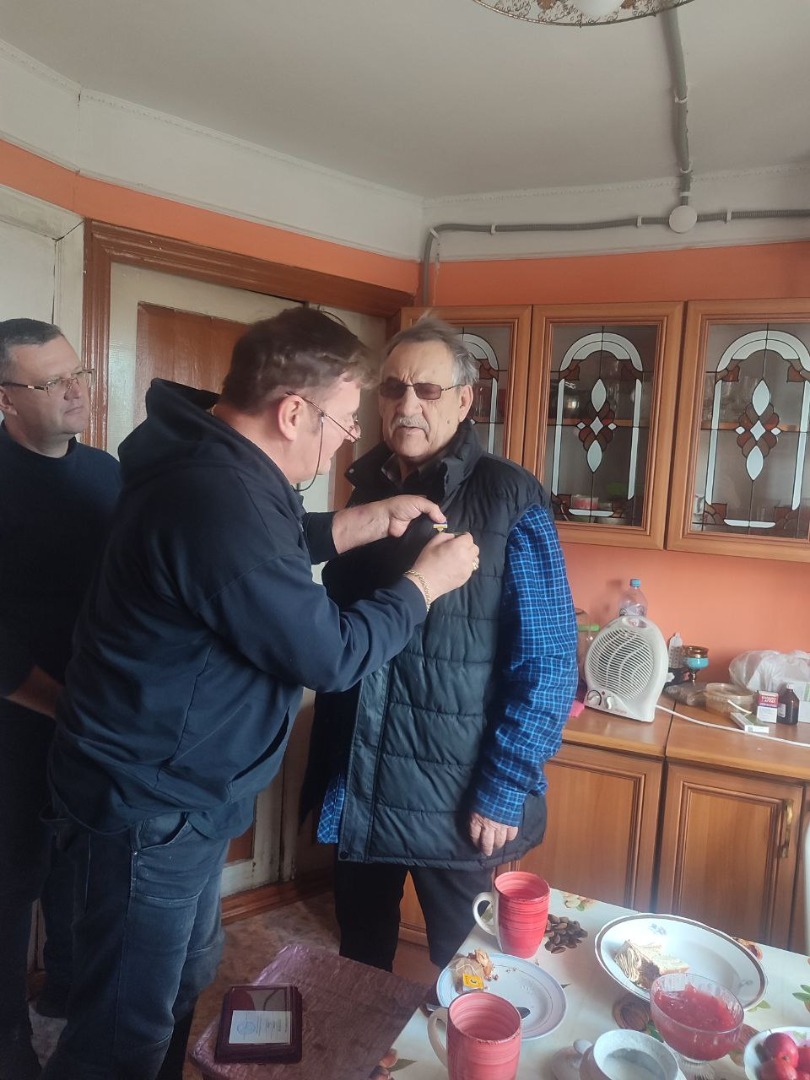 Фото Известному драматургу Бурятии вручили юбилейную медаль