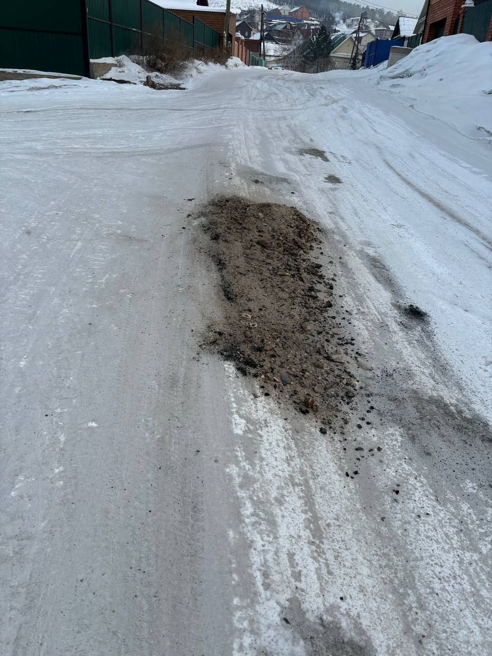 Фото В Улан-Удэ мужчина посыпал золой дорогу и разгневал соседей