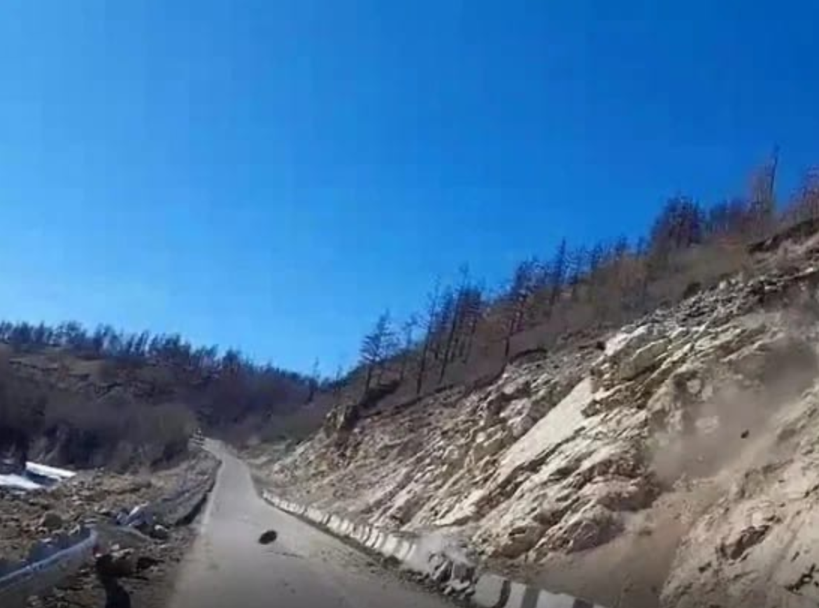 Фото Дорога из Бурятии в Монголию засыпает автомобили камнепадом