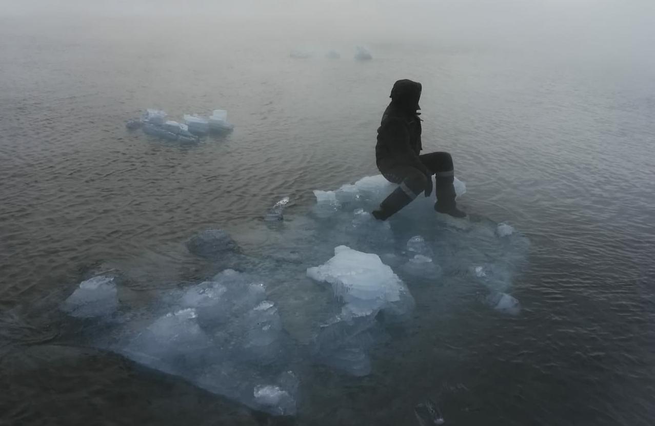 Фото Житель Бурятии поплавал по Байкалу на льдине  в сорокаградусный мороз