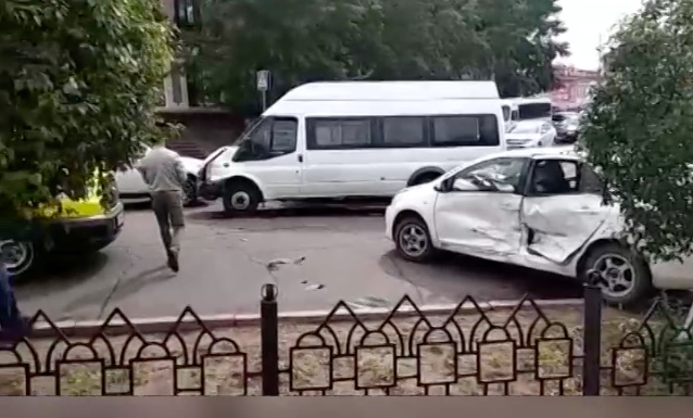 Фото В центре Улан-Удэ микроавтобус столкнулся с иномаркой