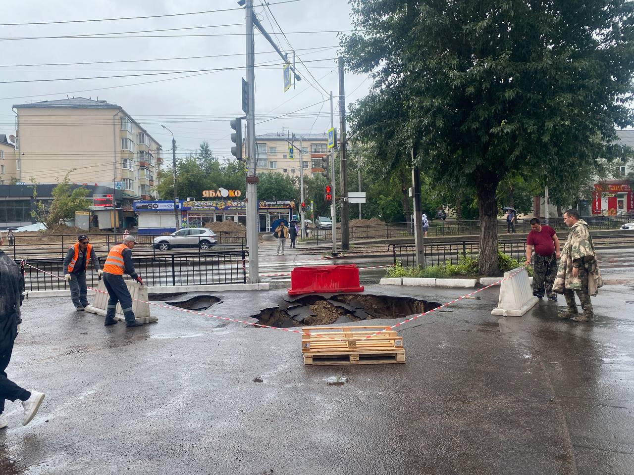 Фото В Улан-Удэ асфальт провалился на улице Боевая 