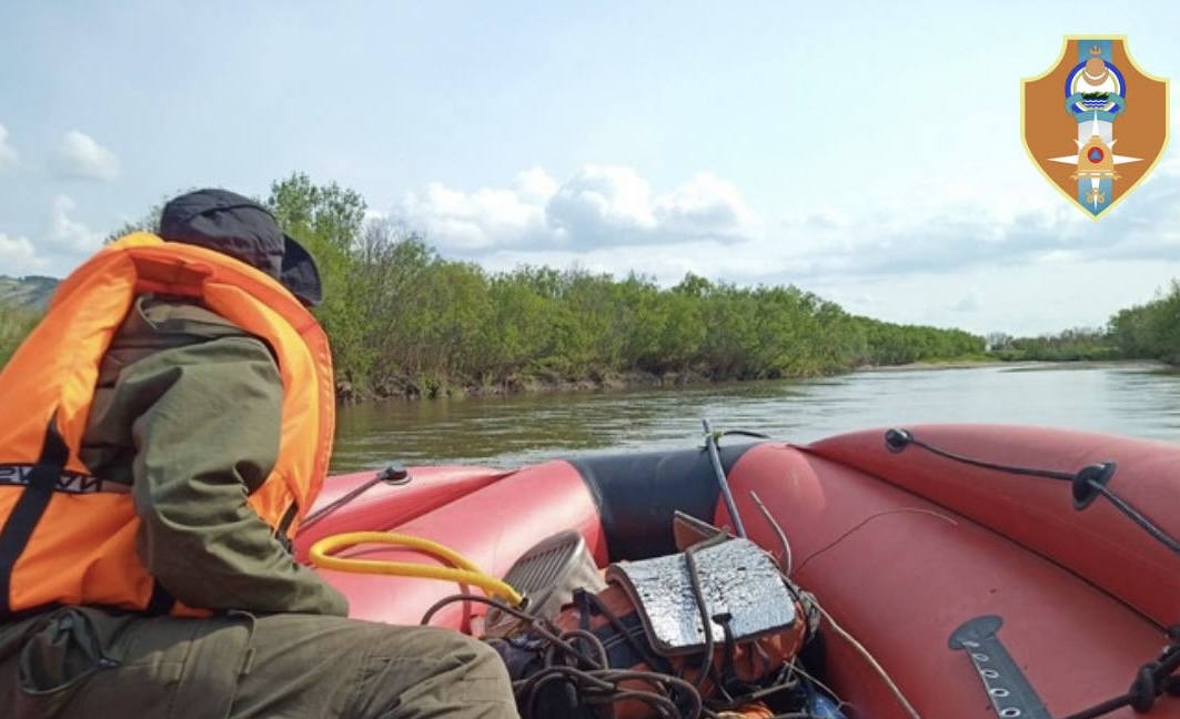 Фото Спасатели помогли рыбакам, лодку которых унесло ветром в Бурятии