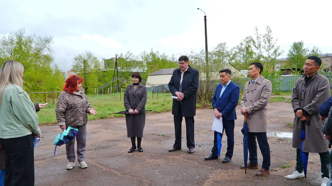Фото Депутаты Улан-Удэнского горсовета взяли на контроль старую спортивную площадку