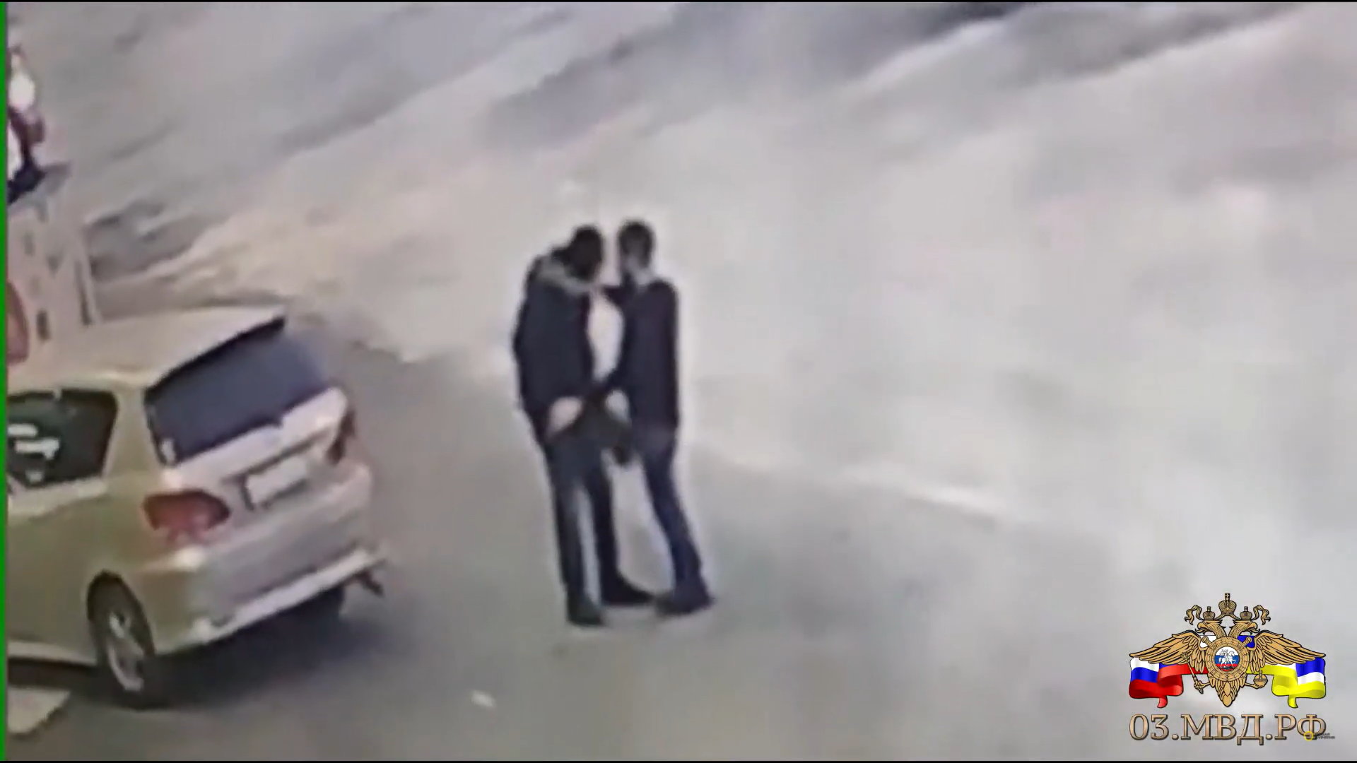 Видео где стреляют в людей в крокусе. Человек выходит из машины. Машины и люди на парковке.