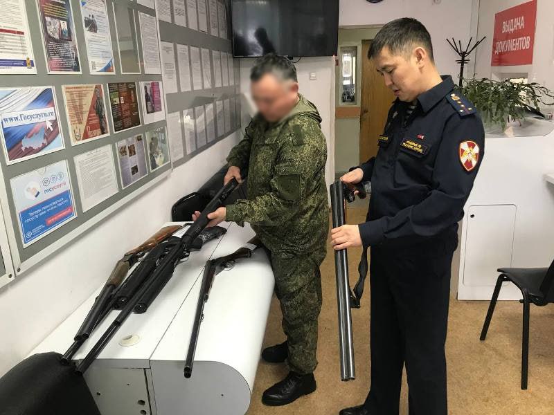 Фото В Бурятии стражи порядка передали партию оружия для нужд СВО 