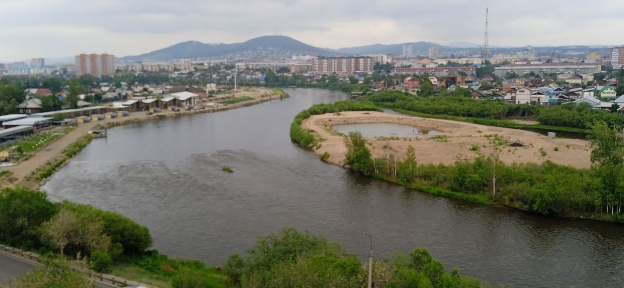 Фото Водолазы ищут утонувшего ребенка в реке в Улан-Удэ