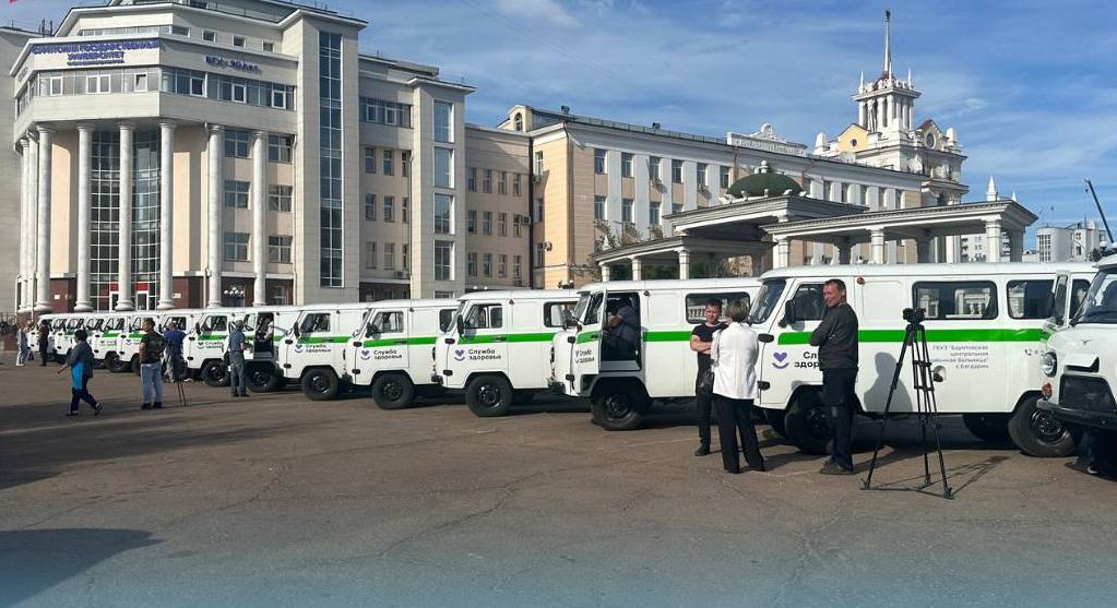 Фото Больницы и поликлиники Бурятии получили 30 новых санитарных автомобилей 
