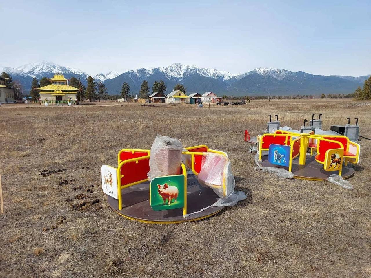 Фото Резидент Промышленного парка Бурятии изготовил детские карусели в буддийском стиле