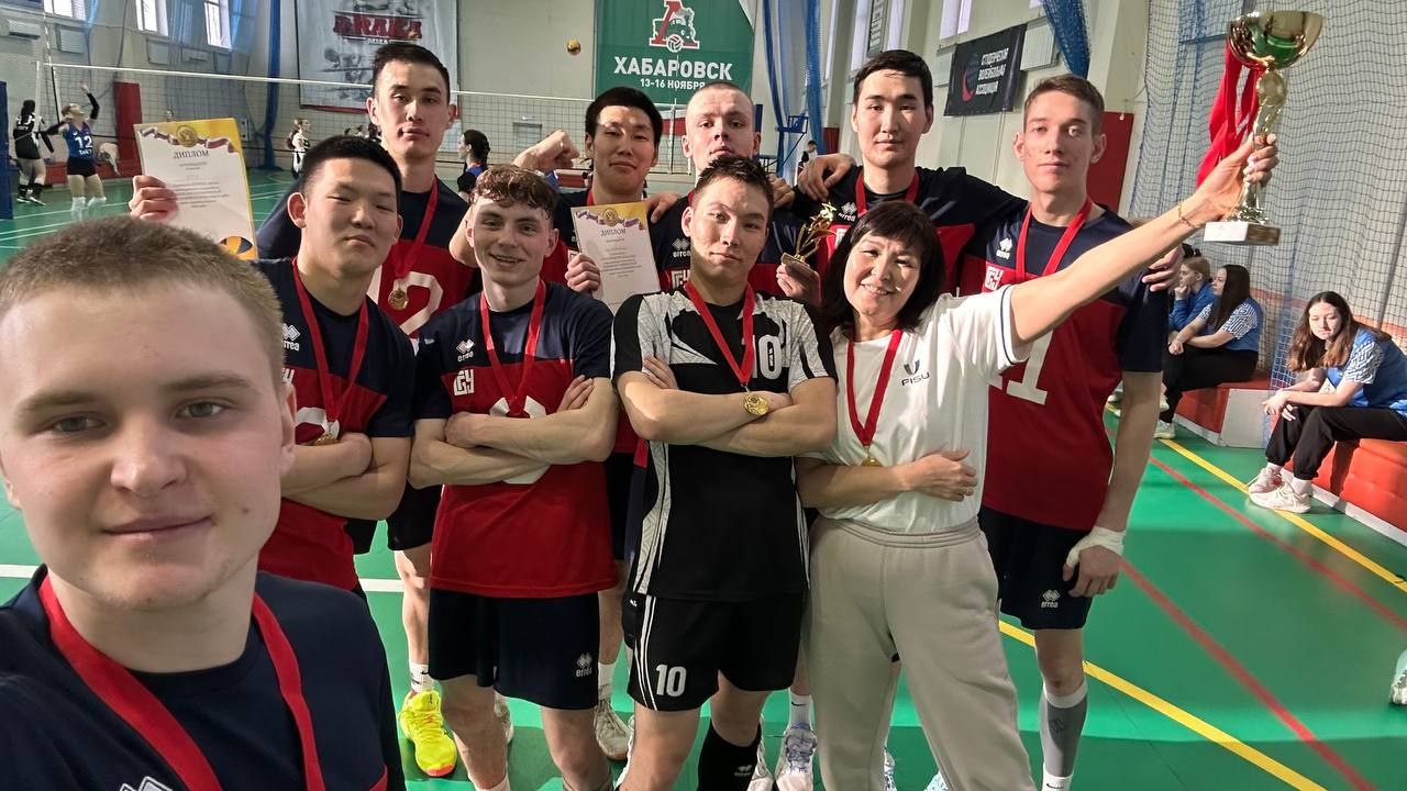Фото Мужская сборная Бурятского госуниверситета по волейболу победила в соревнованиях по ДФО