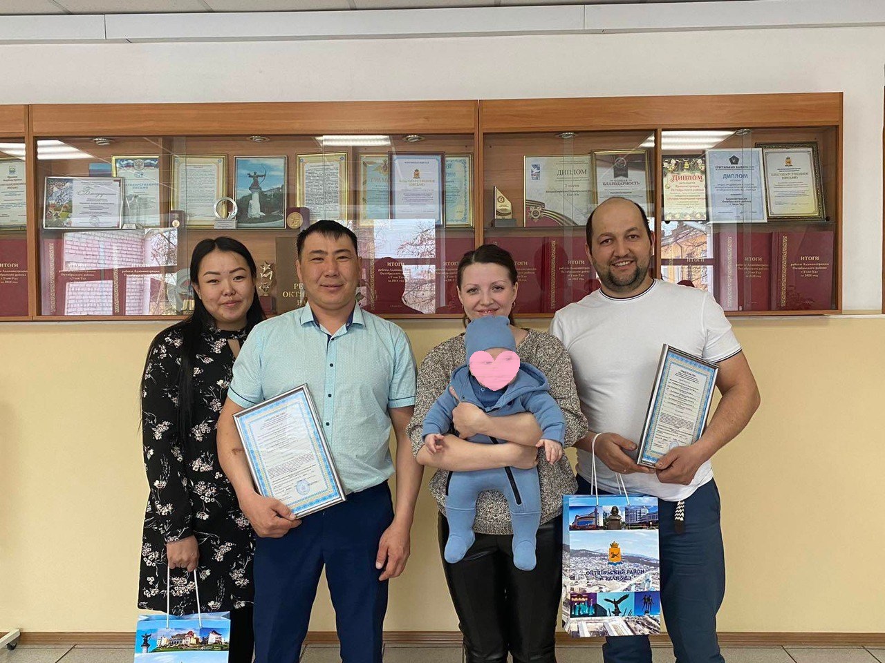 Фото В Улан-Удэ две молодые семьи получили сертификаты на жилье