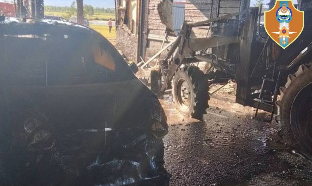 Фото В районе Бурятии пожар уничтожил автомобиль и повредил трактор в гараже