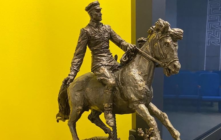 Фото В Бурятии разыскивают авторов эскиза прославившейся конной статуи