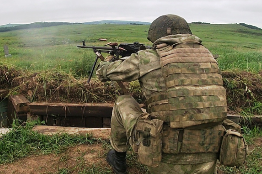 Фото В Бурятии военнослужащие ВВО совершенствуются в стрельбе из пулеметов Калашникова