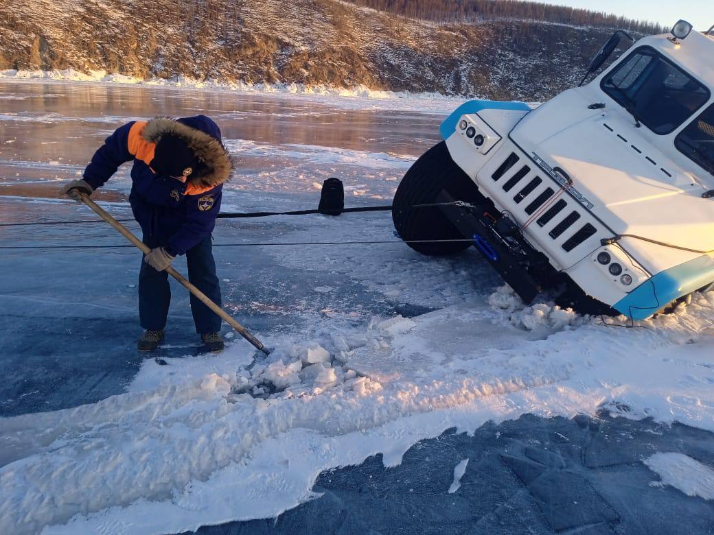 Фото В трещину на Байкале провалился вездеход