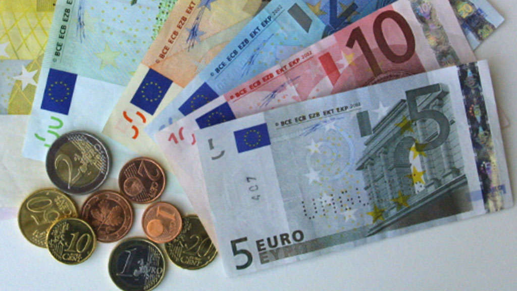 Фото Евро поднялся выше 76 рублей впервые за почти два года