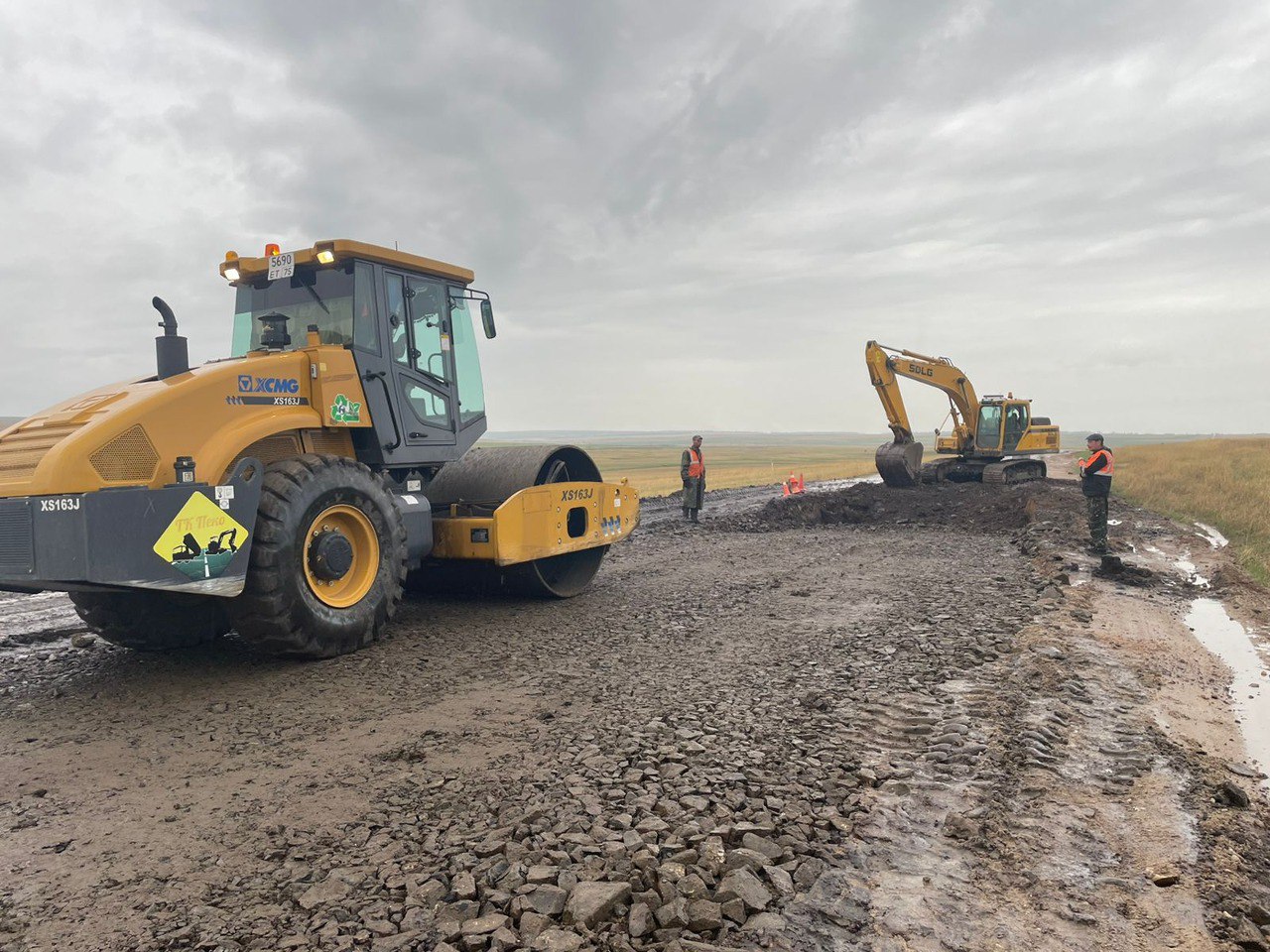 Фото В районе Бурятии восстанавливают проезд по региональной дороге (ФОТО)