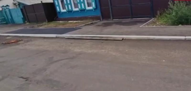 Фото В Улан-Удэ после ремонта дороги за 91 млн рублей жители сами мастерят съезды к домам