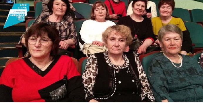 Фото Пенсионеры из Прибайкалья посмотрели выступление артистов ансамбля «Забава»