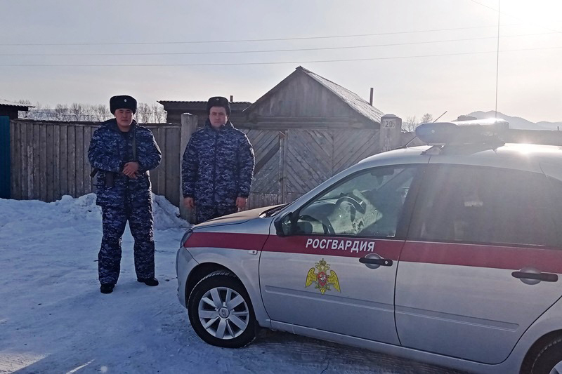 Фото В Бурятии сотрудники Росгвардии спасли человека на пожаре