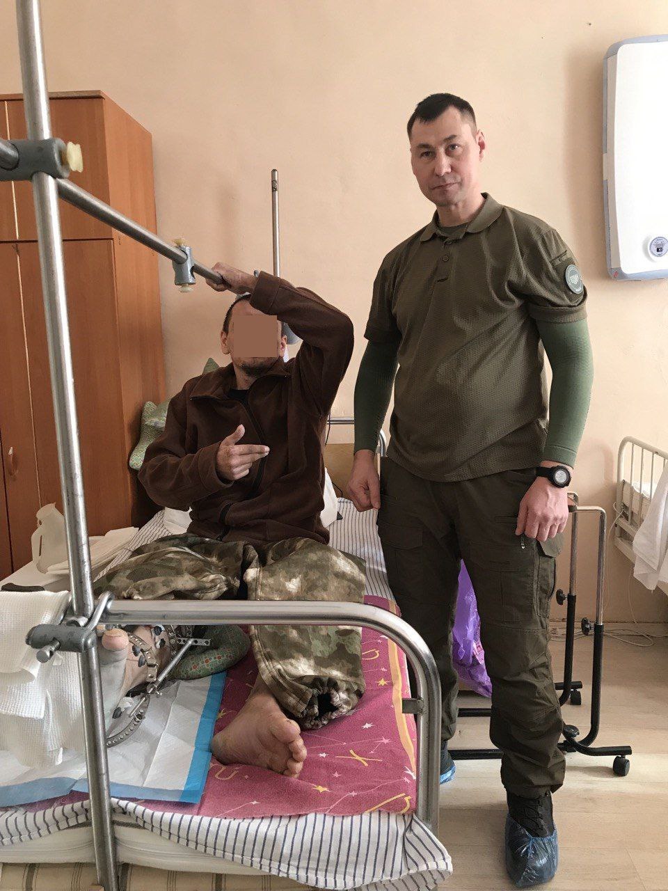 Фото В Улан-Удэ инструктор центра «Воин» и волонтеры  «приодели» в госпитале раненых на СВО бойцов