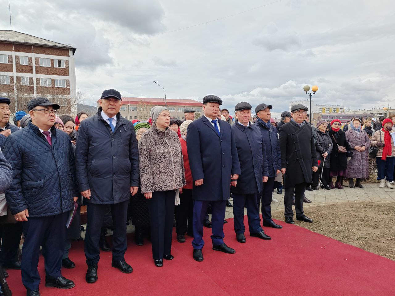 Фото  Депутат Улан-Удэнского горсовета принял участие в открытии бюста первому ректору ВСГУТУ