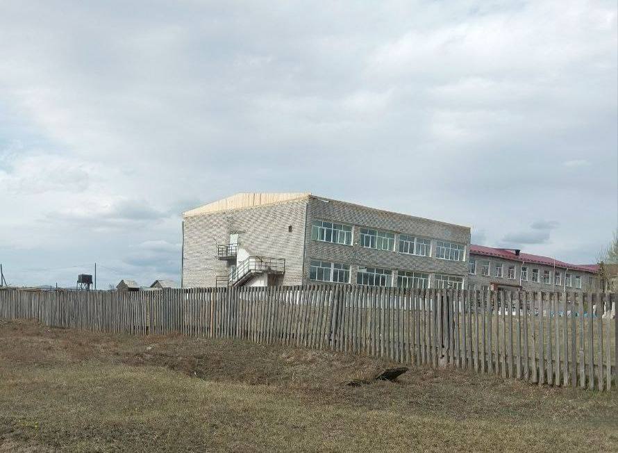 Фото В районе Бурятии восстанавливают кровлю школы, пострадавшую от сильного ветра 