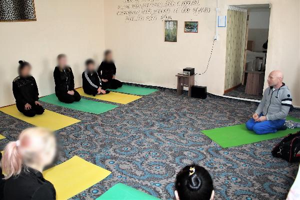 Фото Депутат Народного Хурала Бурятии начал преподавать йогу у осужденных (ФОТО)