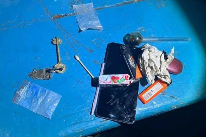 Фото В Улан-Удэ девушки употребляли синий порошок в подъезде дома